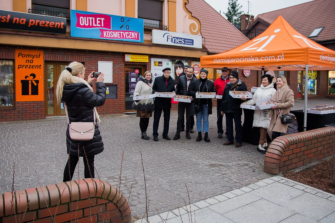 Przedwyborczy tłusty czwartek w Jarocinie. Kandydat PO KO na burmistrza i kandydaci Ziemi Jarocińskiej rozdawali pączki