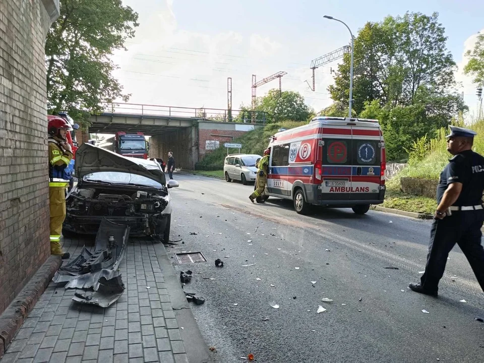 Zderzenie dwóch samochodów przy wiaduktach na al. Niepodległości w Jarocinie [ZDJĘCIA] - Zdjęcie główne