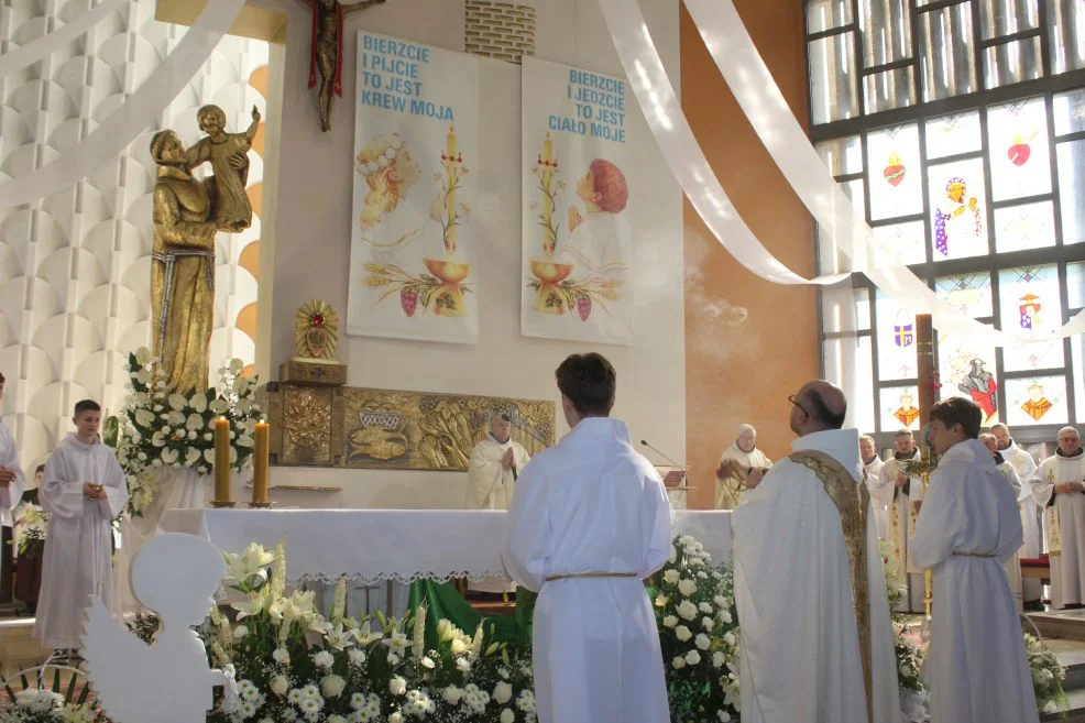 Tablica dla ojca Sylwina Wojdanowicza oraz jubileuszowy zjazd franciszkanów w Jarocinie