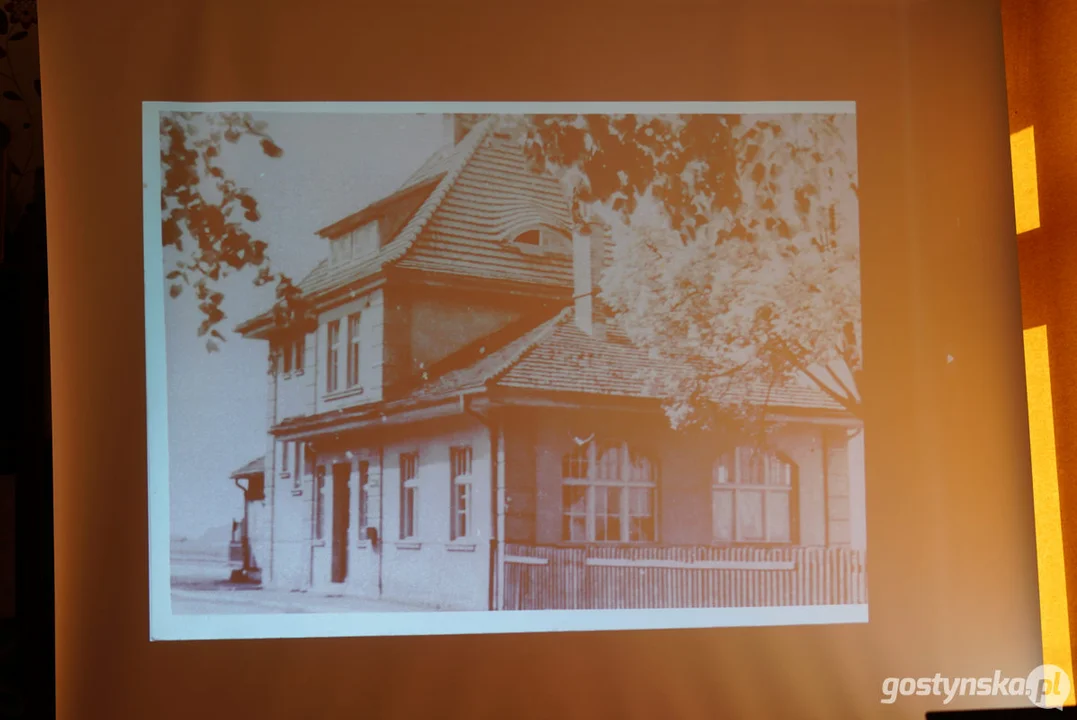 Miłośnicy starych fotografii w pogorzelskiej bibliotece