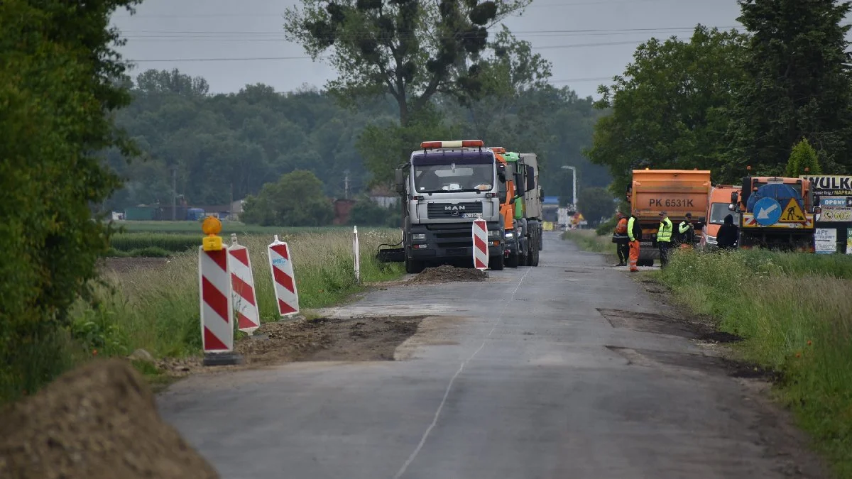 Rozpoczął się remont drogi Krobia-Chwałkowo. Nawierzchnia ma być ulepszona mieszanką slurry seal - Zdjęcie główne
