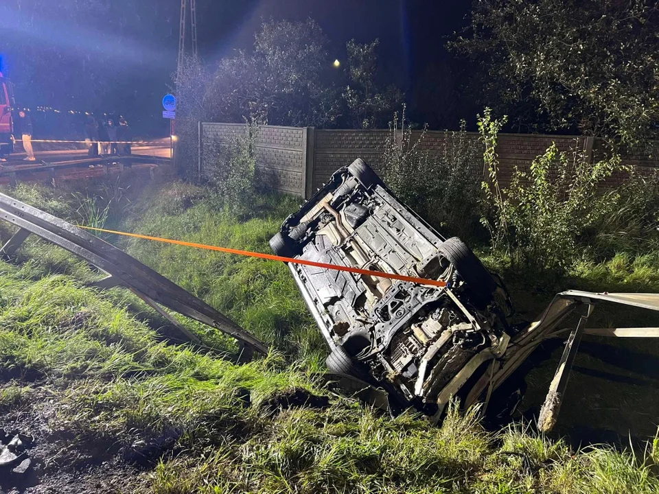 Wypadek na DK 11 w Pleszewie. Auto w płomieniach - Zdjęcie główne