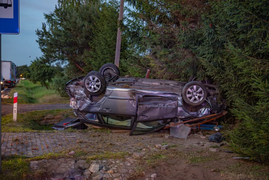 Zderzenie ciężarowego mercedesa z osobówką na DK 12 w Łobzie