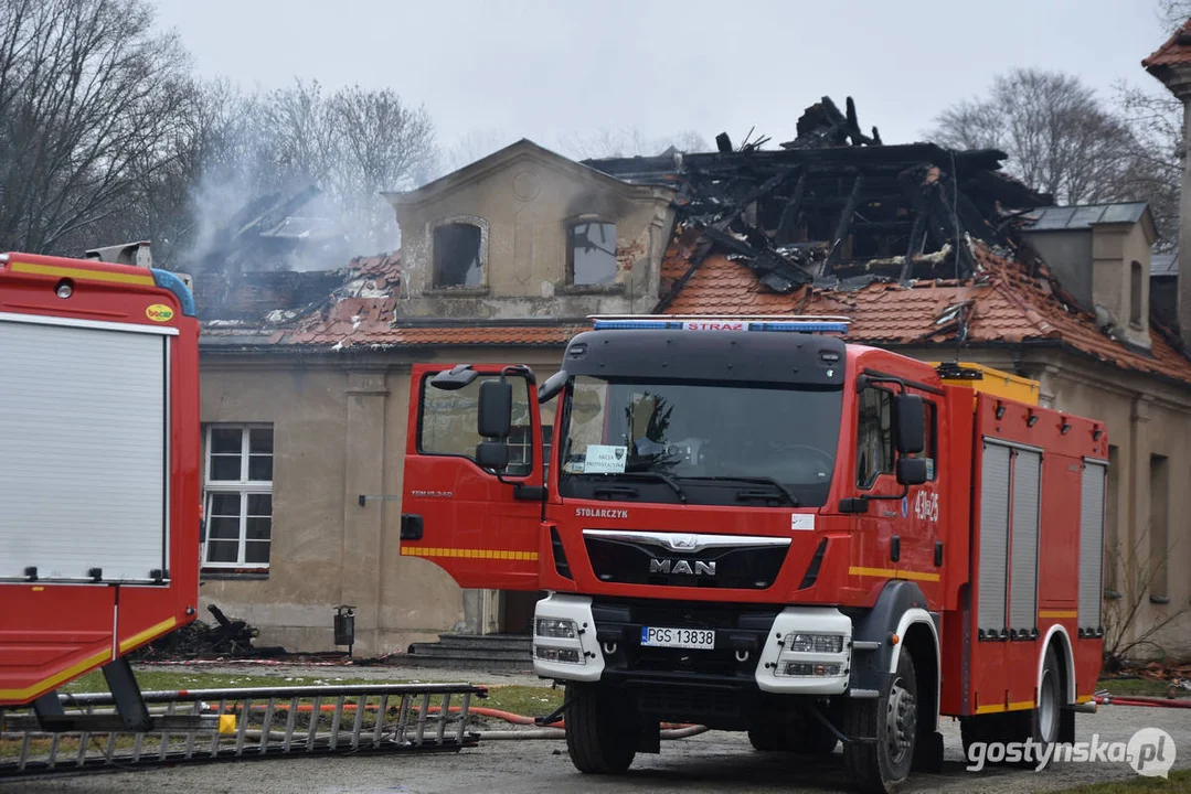 Pożar pałacu w Pępowie. Straż pożarna porządkuje pogorzelisko