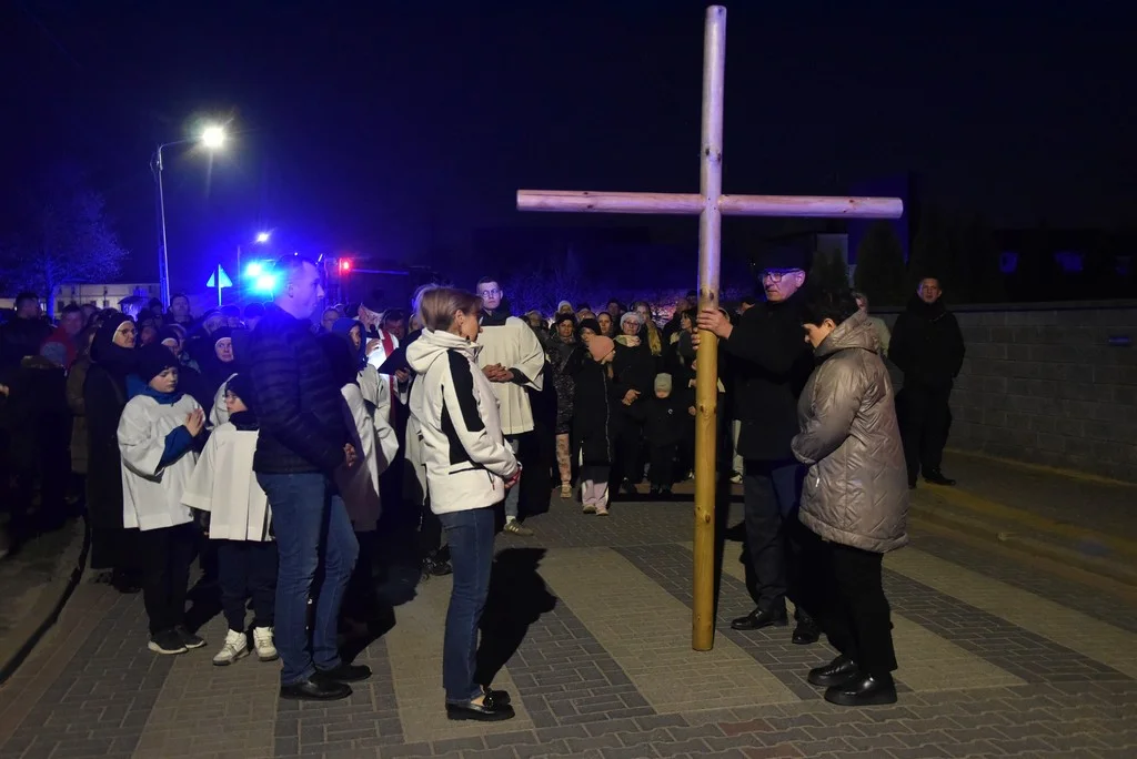 Parafialna droga krzyżowa w Pępowie
