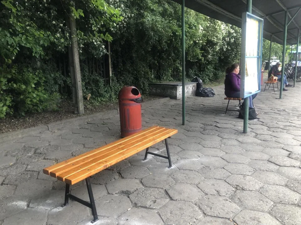 Ławki na dworcu autobusowym w Jarocinie postawiono po prawie dwóch miesiącach - Zdjęcie główne