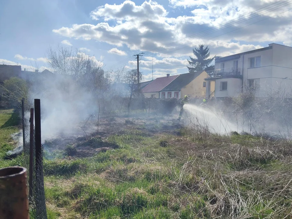 Pożar trawy na posesji w Choczu