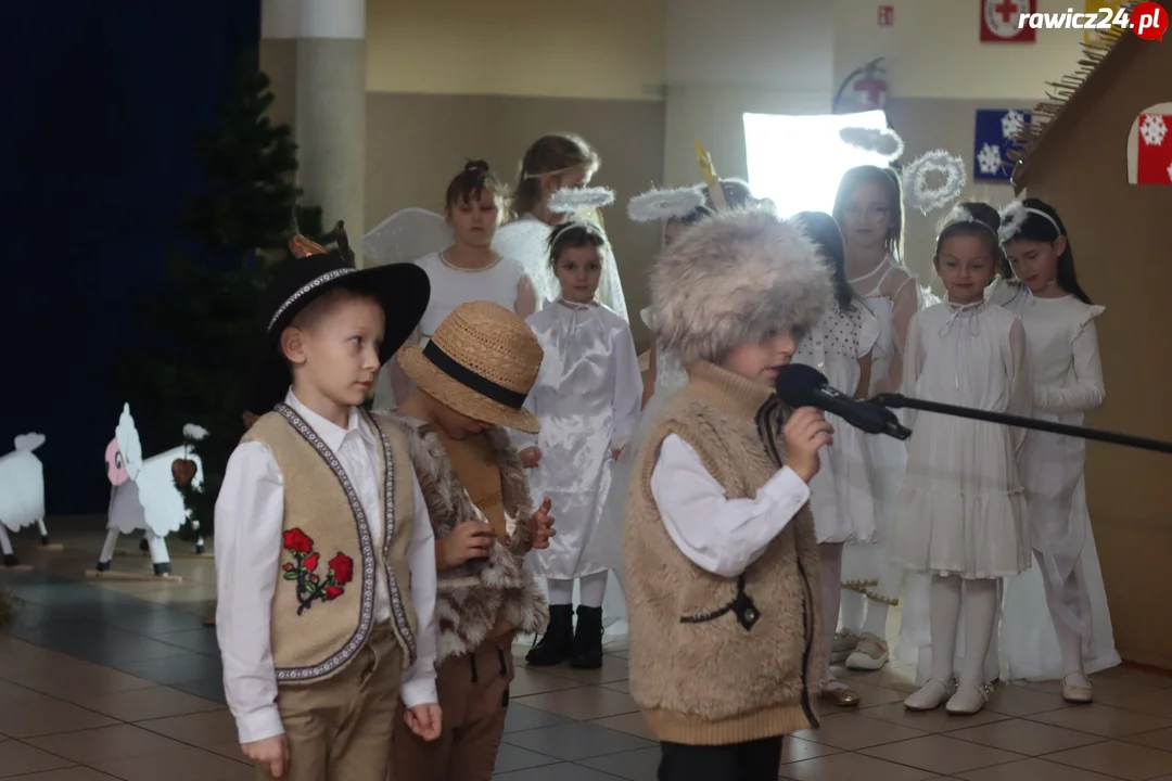 Jasełka, życzenia i poczęstunek w szkole w Sierakowie