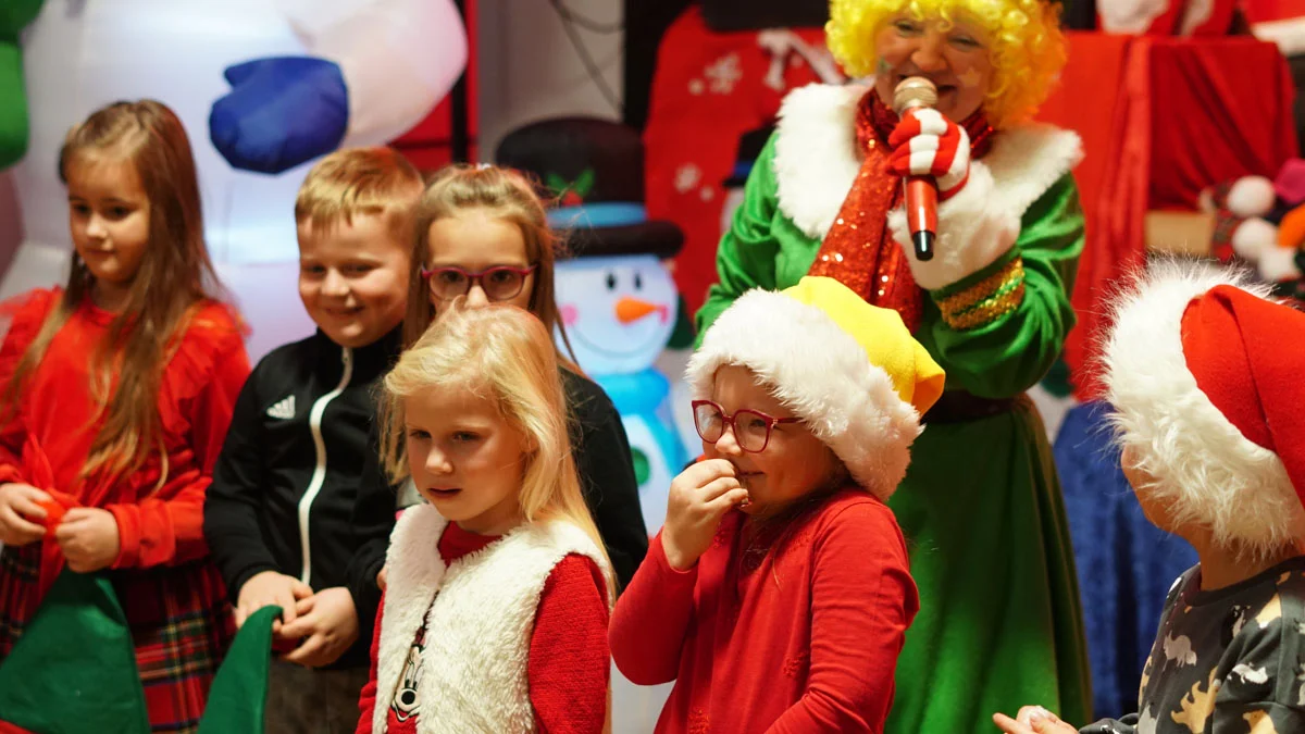 A panią w przedszkolu.... bijecie? TAAAK. Święty Mikołaj, renifery, bałwanek i cały ten świąteczny kram w CKiB w Piaskach - Zdjęcie główne