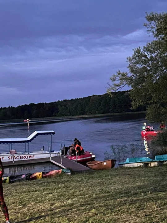 Jezioro w Cichowie. Intensywne poszukiwania młodych ludzi, którzy wypadli z kajaka