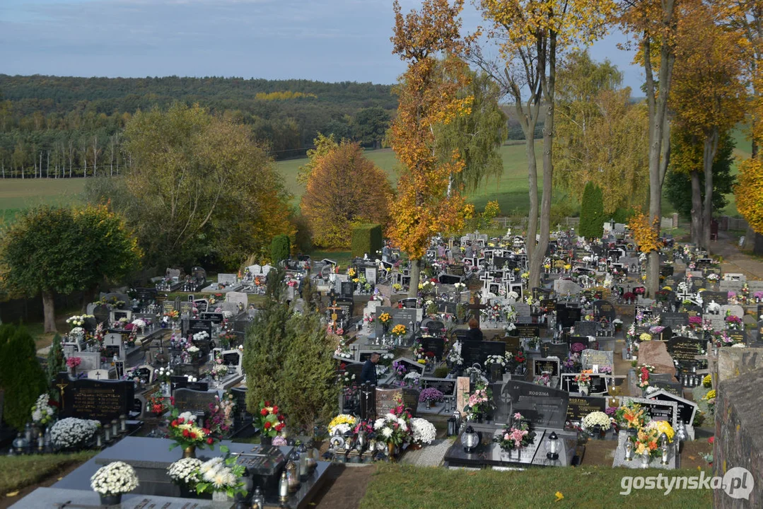 Wszystkich Świętych 2023 w Gostyniu. Znicze i kwiaty na nagrobkach - jak wyglądają cmentarze