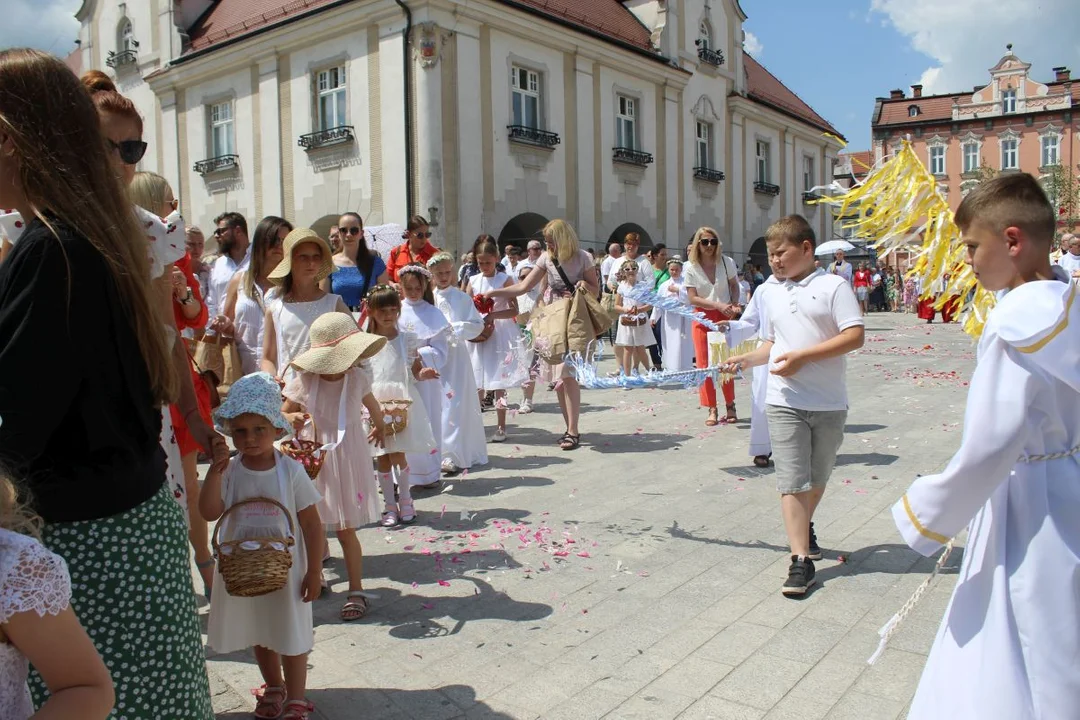 Boże Ciało w Jarocinie. Procesja z parafii św. Marcina do Chrystusa Króla