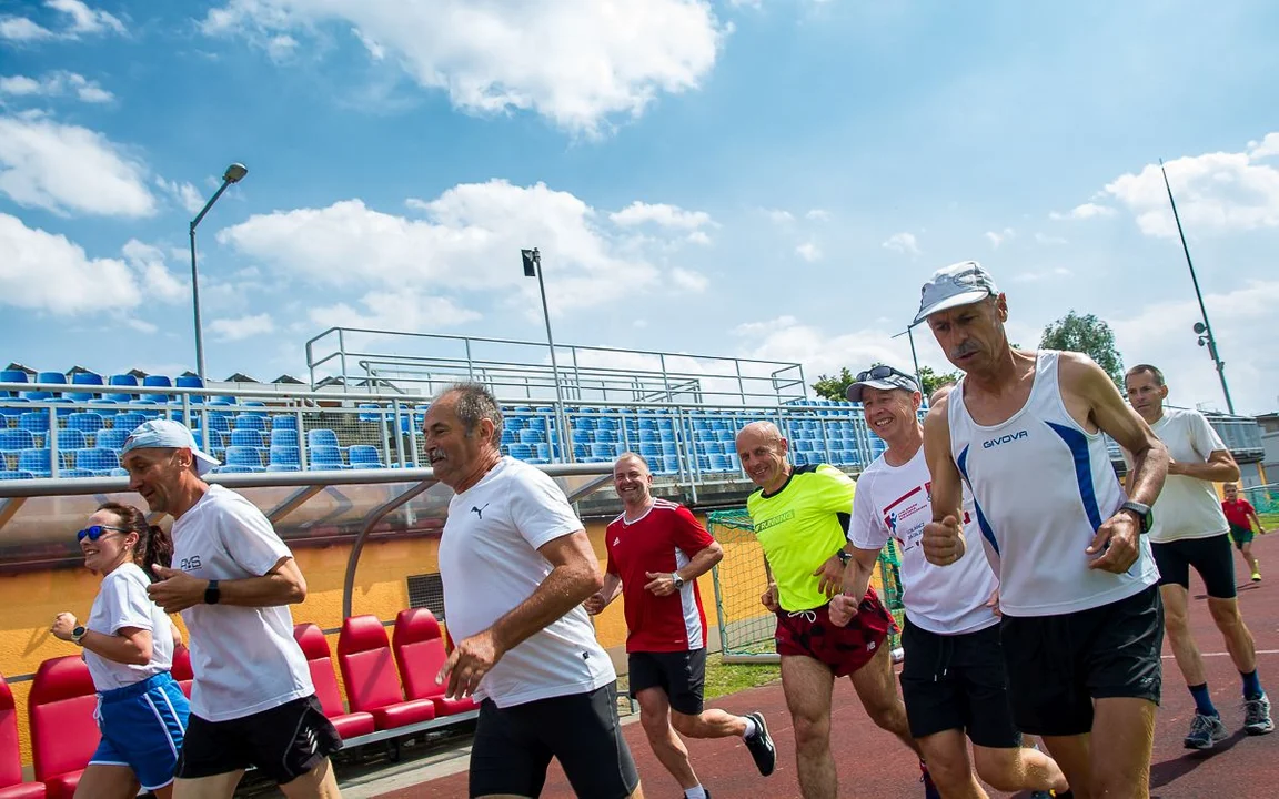 70 okrążeń stadionu w Jarocinie na 70. urodziny. Wiesław Garbarek świętował nietypowo