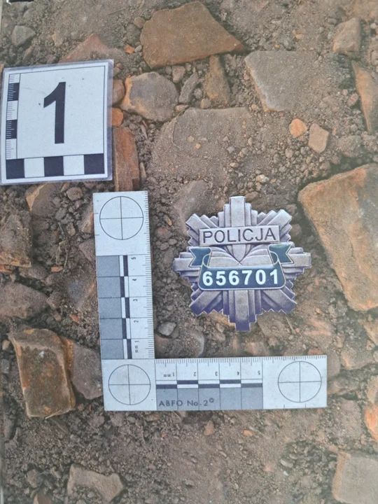 Trzech mężczyzn, podając się za policjantów, wtargnęło do warsztatu samochodowego