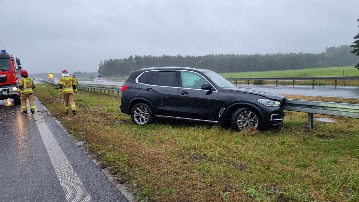 Auto uderzyło w barierki na S5. Zadziałał system eCall [ZDJĘCIA] - Zdjęcie główne