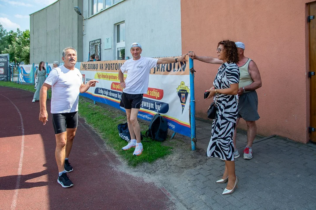 70 okrążeń stadionu w Jarocinie na 70. urodziny. Wiesław Garbarek świętował nietypowo