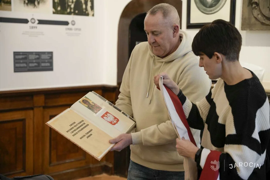 Wojciech Koterba oddał do Muzeum Regionalnego w Jarocinie umundurowanie i sztandar - Zdjęcie główne