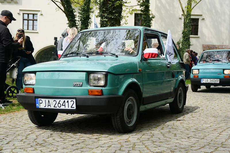 Wystawa zabytkowych pojazdów w Jarocinie z okazji Święta Flagi