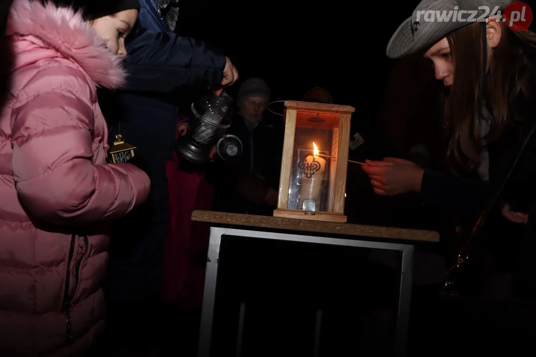 Betlejemskie Światło Pokoju w parafii pw. św. Andrzeja Boboli w Rawiczu