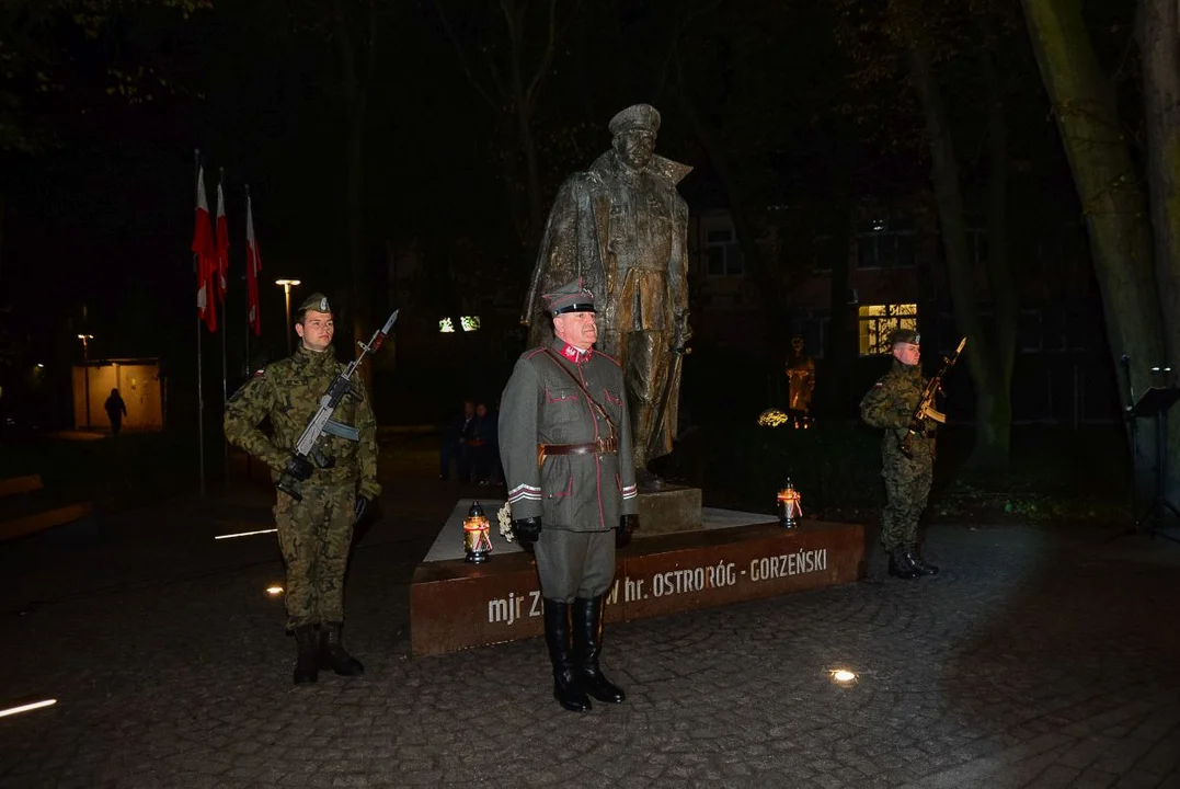 Obchody Święta Niepodległości w Jarocinie. Capstrzyk w parku mjr. Zbigniewa hr. Ostroroga-Gorzeńskiego