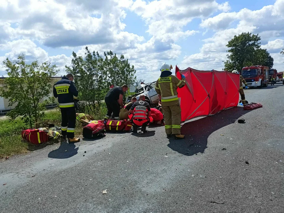 Tragiczny wypadek w Kobiernie. Trzy osoby nie żyją po zderzeniu z drzewem - Zdjęcie główne