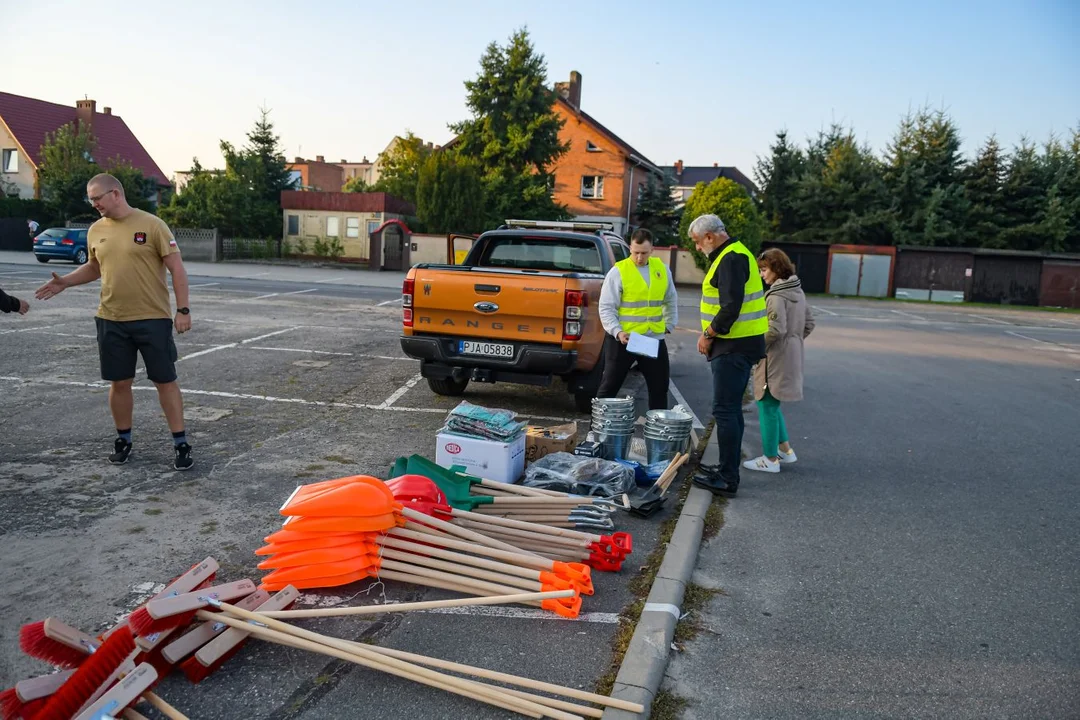 Strażacy wyjechali dzisiaj rano z targowiska w Jarocinie