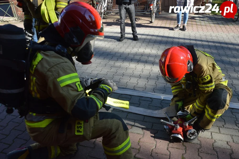 Ćwiczenia strażaków w szpitalu w Rawiczu