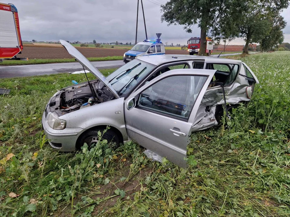 Po zderzeniu kierująca volkswagenem zjechała na pole