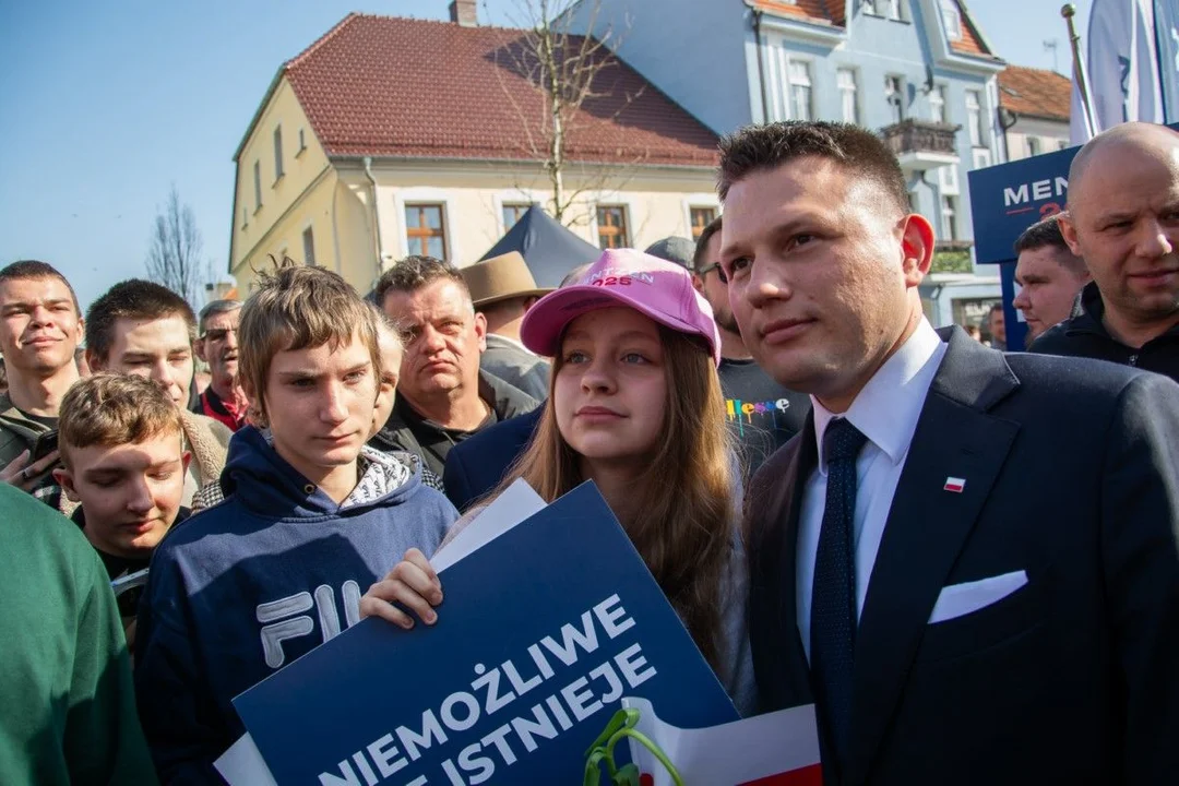 Sławomir Mentzen w Jarocinie. Kandydat na prezydenta RP spotkał się z mieszkańcami [ZDJĘCIA] - Zdjęcie główne