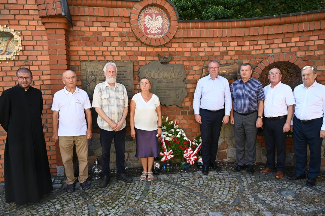 44-lecie Solidarności. W Pleszewie złożyli kwiaty pod Murem Pamięci [ZDJĘCIA] - Zdjęcie główne