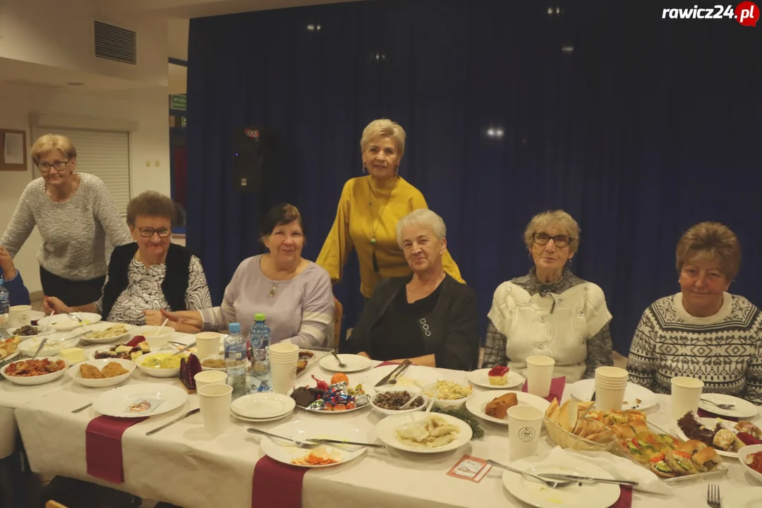 Jasełka, życzenia i poczęstunek w szkole w Sierakowie