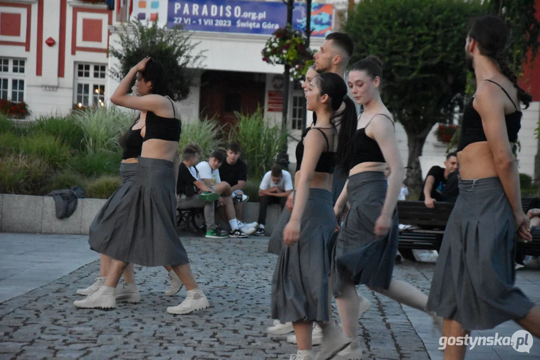 Spektakl teatralny na gostyńskim rynku