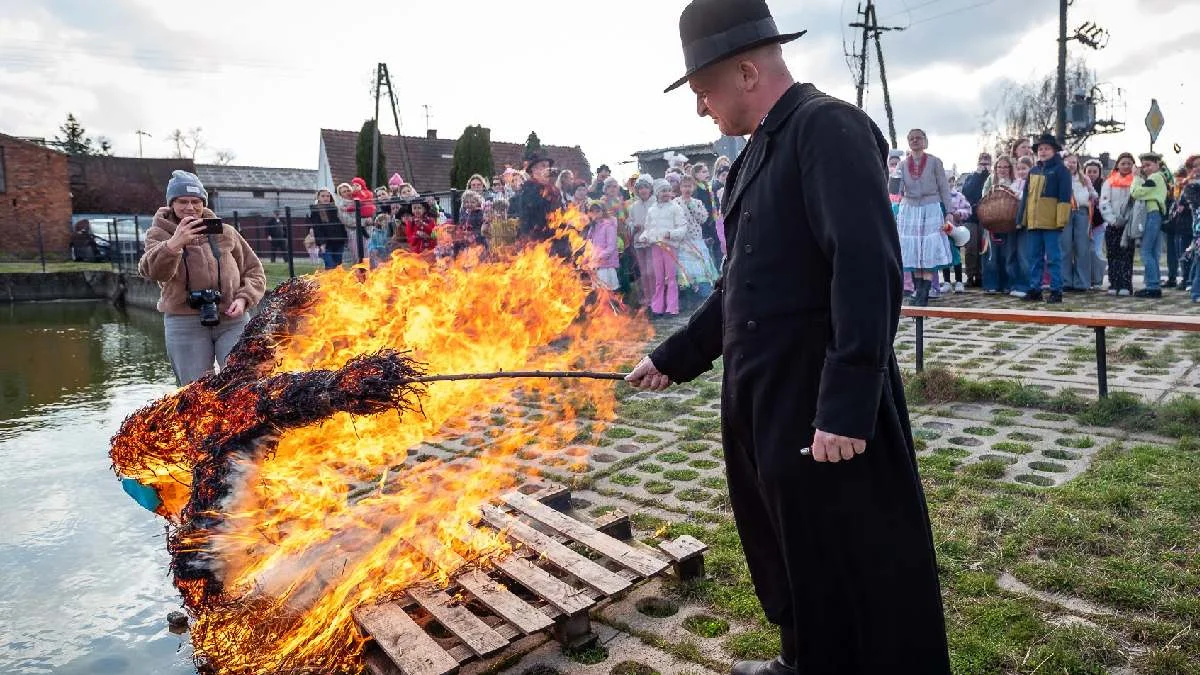 Powitali wiosnę zgodnie z lokalną tradycją. Jedynie w nowej lokalizacji z Nowymi Lotkiem chodzili i Śmiercichę topili