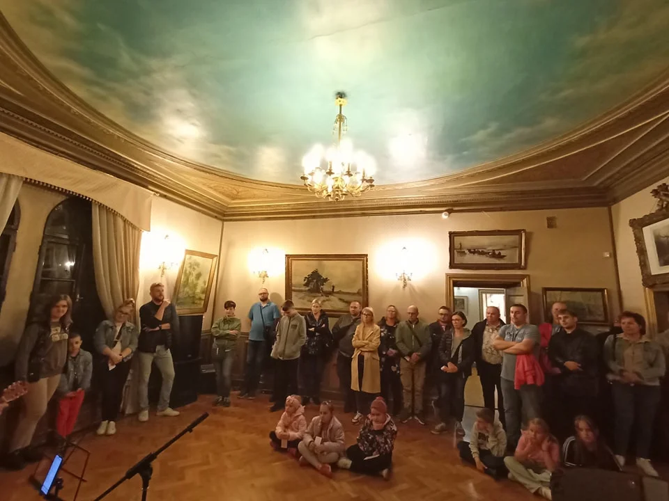 Koncert sygnalistów myśliwskich i seans filmowy na Nocy Muzeów w Gołuchowie [ZDJĘCIA] - Zdjęcie główne