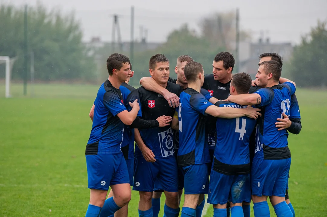 Derby dla Czarnych. Dobrzyczanie zdobyli Chocz - Zdjęcie główne