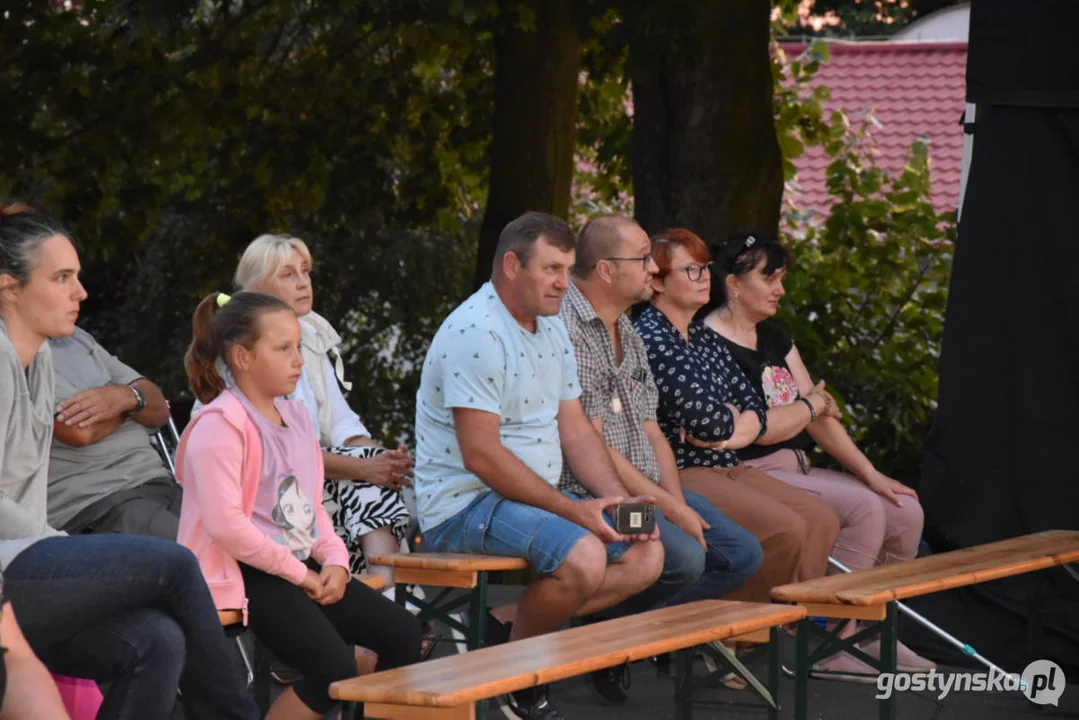 Plenerowy teatr w Piaskach. Niezapomniane przeżycia przy „Zapomnianej historii”, udana zabawa w „Polowanie na motyle”