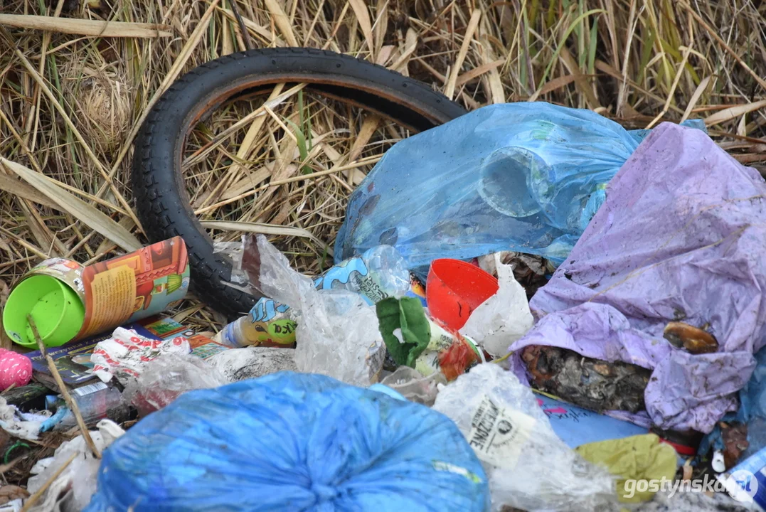 Wyrzucone śmieci przy drodze Chumiętki-Żytowiecko