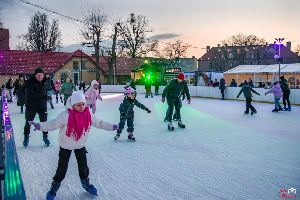 Zamknęli lodowisko w Pleszewie. Mieszkańcy zakończyli sezon na ice party [ZDJĘCIA] - Zdjęcie główne