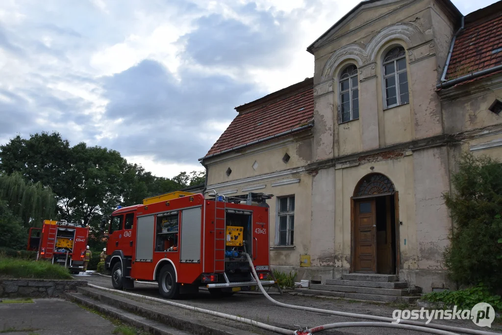 Pożar w zabytkowym pałacu w Wydawach, gm. Poniec