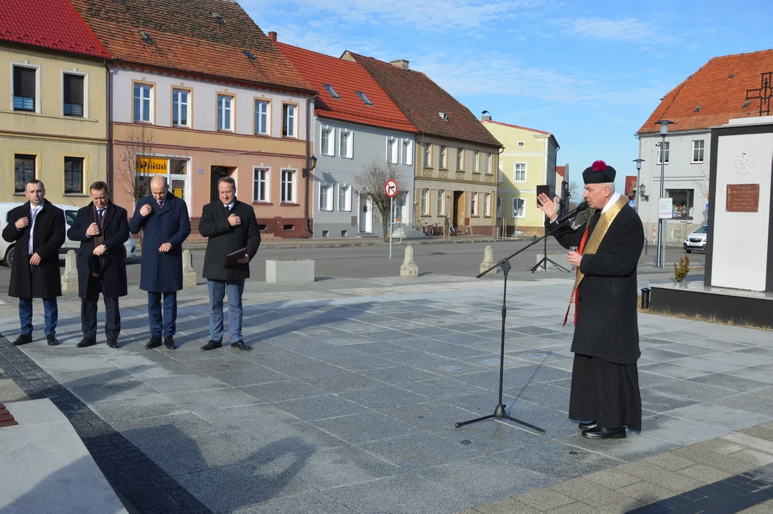 Otwarcie rynku w Jutrosinie z udziałem przedstawicieli samorządów, wojewody i parlamentu