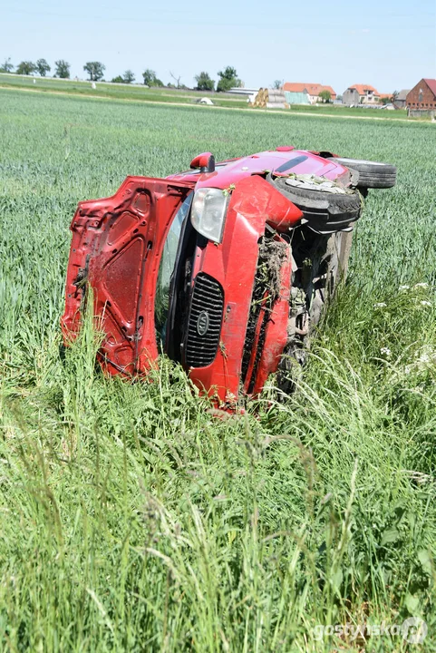 Kolizja na drodze powiatowej w Lipiu (gm. Piaski). Przewrócony samochód w polu