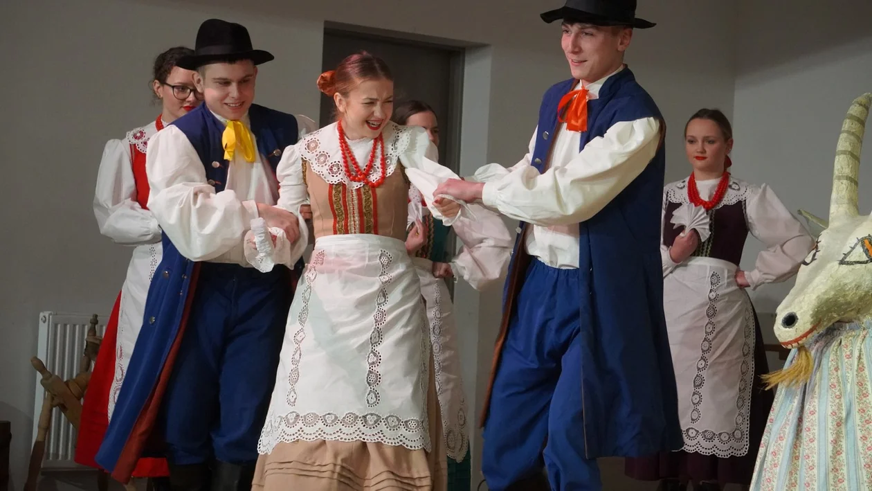 Podkoziołek z muzyką, śpiewem i tańcem. W roli głównej Regionalny Zespół Pieśni i Tańca „Tursko” - Zdjęcie główne