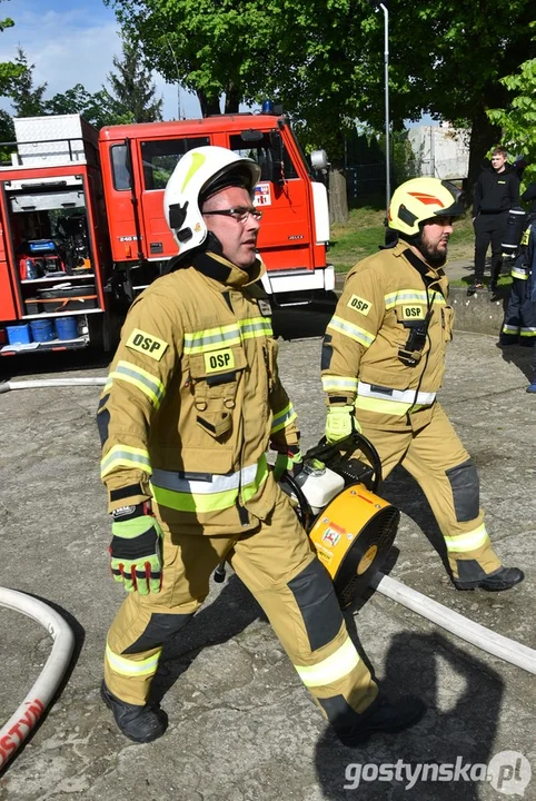 Ćwiczenia strażackie w Centrum Kultury i Bibliotece w Piaskach