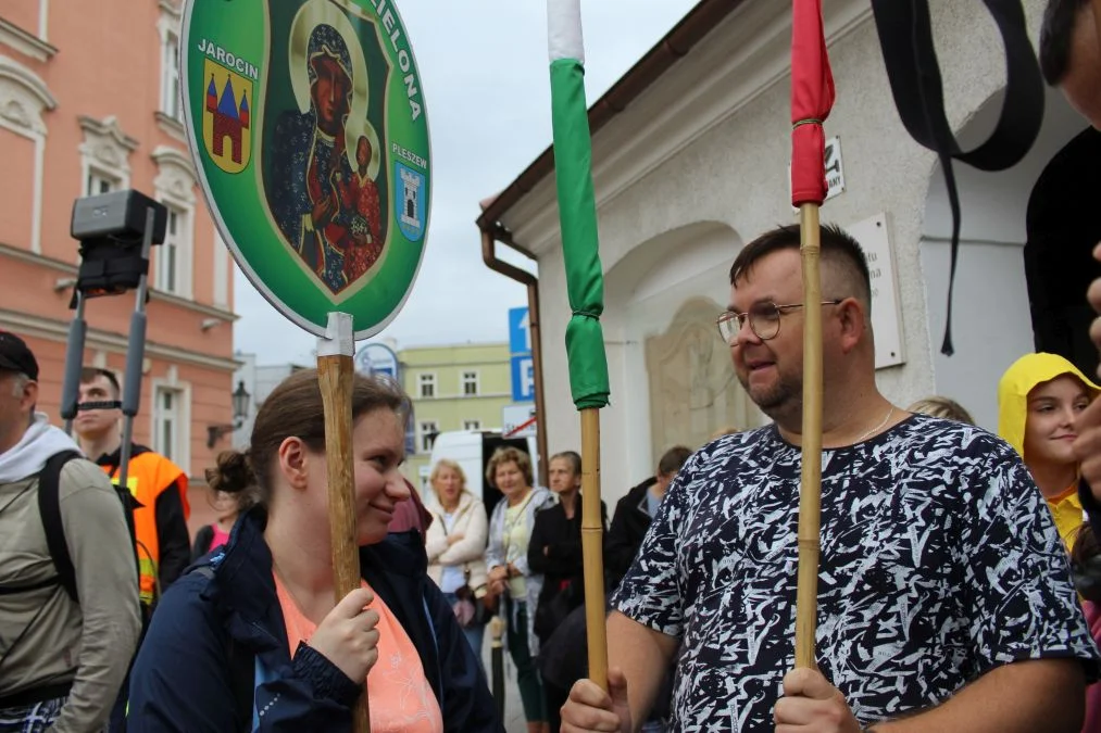 Grupa biało-zielona w drodze z Jarocina na Jasną Górę