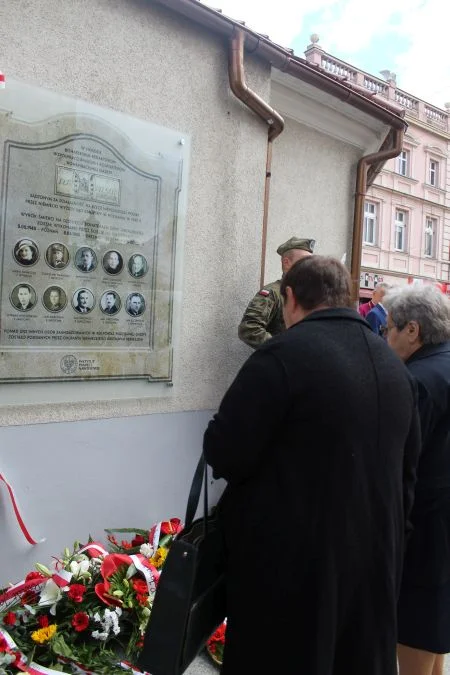 Jarocin. Odsłonięcie tablicy poświęconej kolporterom gazety konspiracyjnej "Dla Ciebie, Polsko" i koncert patriotyczny w JOK-u