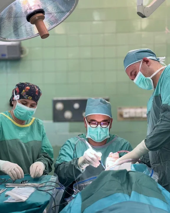 Neurochirurdzy z kaliskiego szpitala przeprowadzili skomplikowaną operację guza mózgu