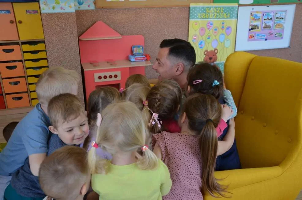 Wiceburmistrz Jarocina Bartosz Walczak odwiedził przedszkolaki z Cielczy. Było radośnie i wzruszająco [ZDJĘCIA] - Zdjęcie główne