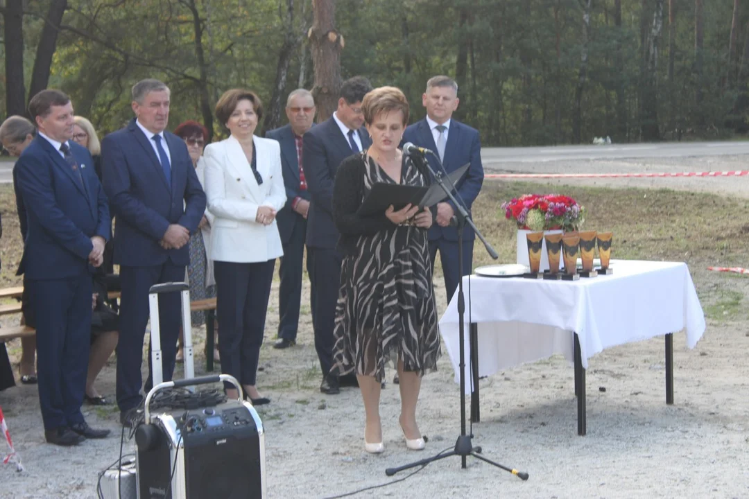 Minister Marlena Maląg otworzyła drogę Białobłoty-Orlina Duża. Towarzyszyli jej posłowie i samorządowcy