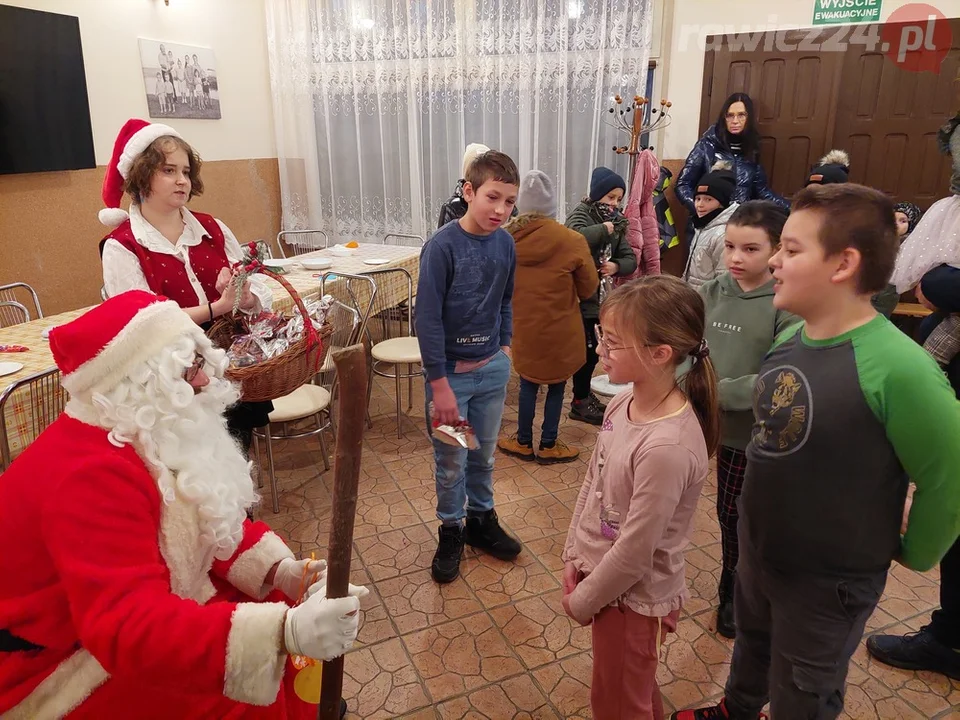 Mikołaj spotkał się z dziećmi i biesiada seniorów w Łaszczynie