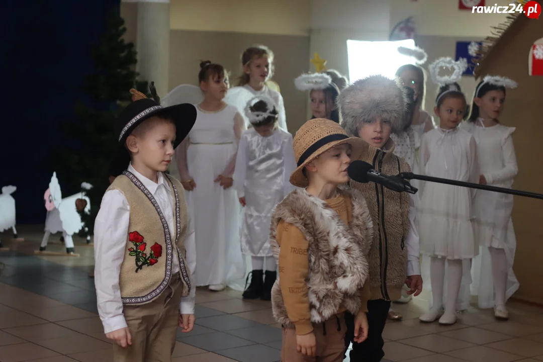 Jasełka, życzenia i poczęstunek w szkole w Sierakowie